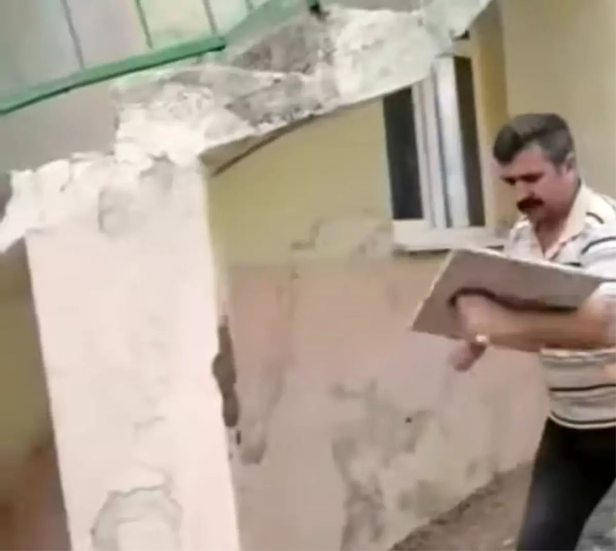 Selendi İmam Hatibi Kasım Toprak, Camideki Ustalık Çalışmalarıyla Takdir Topluyor