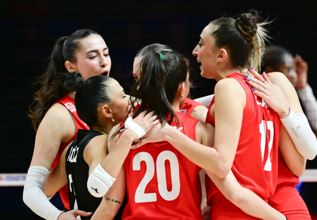 Türkiye Fransa voleybol maçından kareler! Filenin Sultanları ilk maçı kazandı mı? Türkiye Fransa voleybol maçından kareler! Filenin Sultanları ilk maçı kazandı mı?