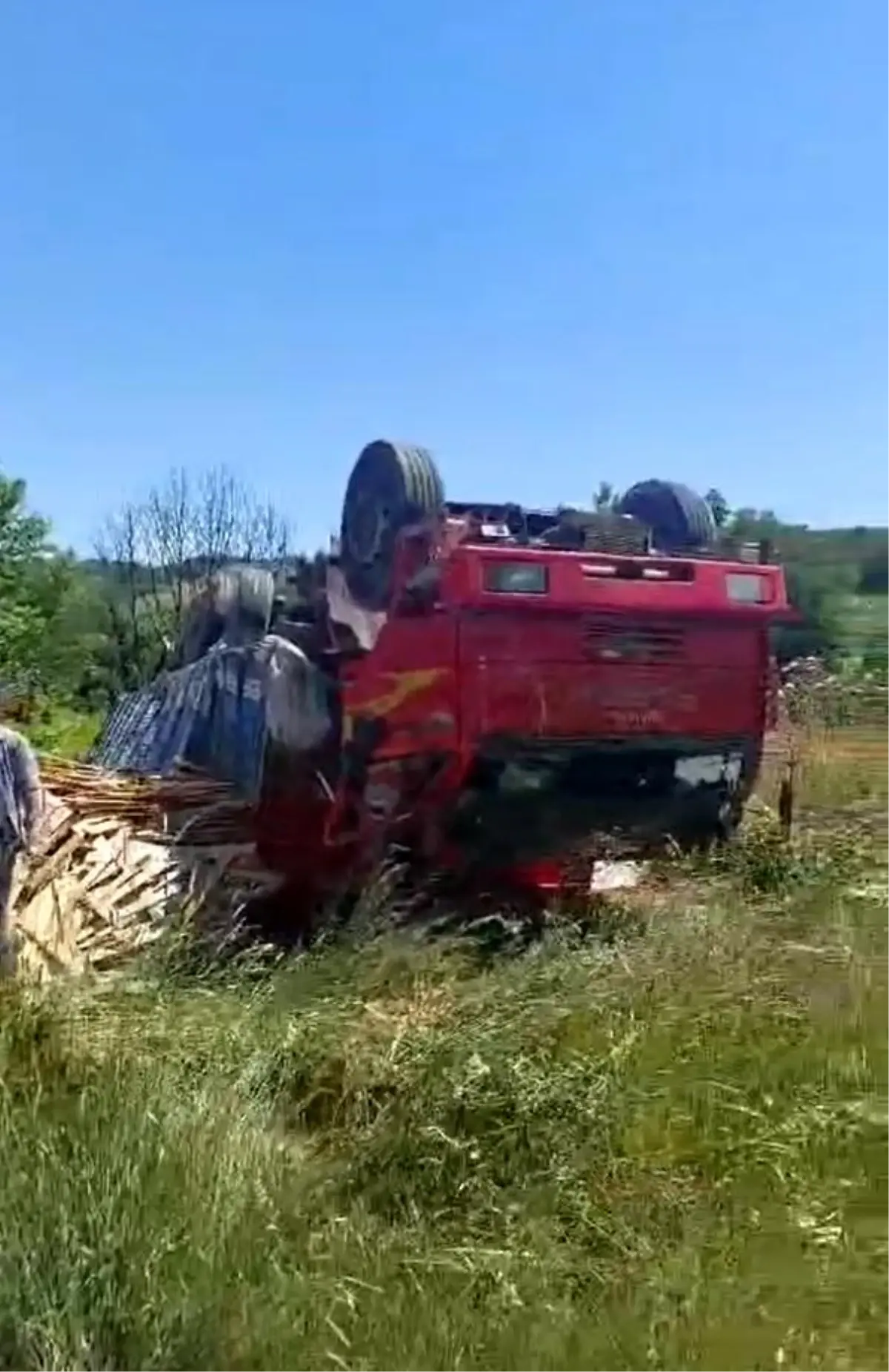 Yalova'da Freni Boşalan Kamyon Ters Devrildi