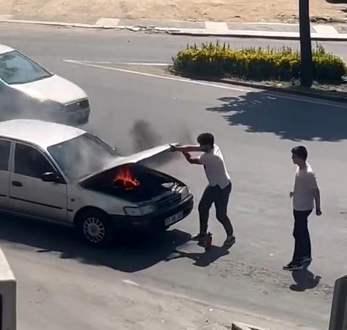 Düzce'de Seyir Halindeki Otomobilin Yangını Vatandaşlar Tarafından Söndürüldü