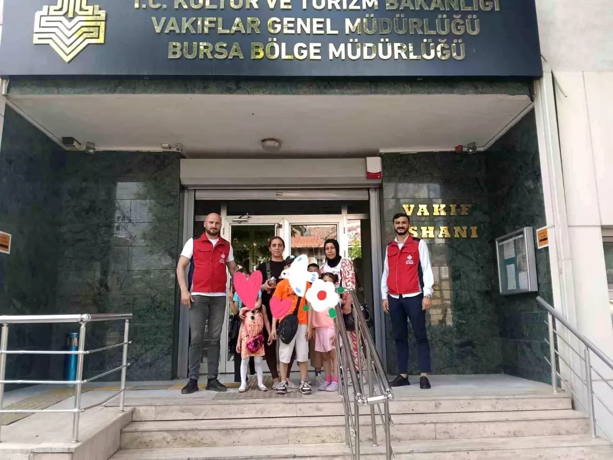 Bursa'da Yetim ve Öksüz Çocuklara Bayramlık Giyim Desteği
