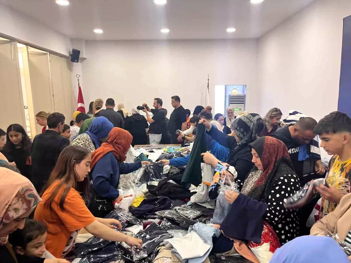 AK Parti Büyükçekmece, 1500 Çocuğa Bayramlık Kıyafet Dağıttı