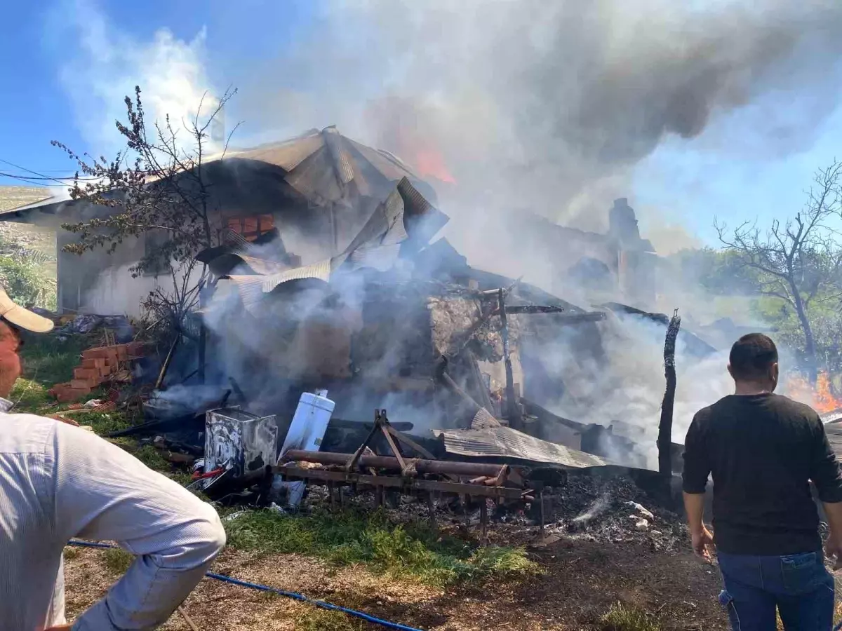 Antalya'da Yangın: Yaşlı Çiftin Evi Küle Döndü, İki Küçükbaş Hayvan Telef Oldu