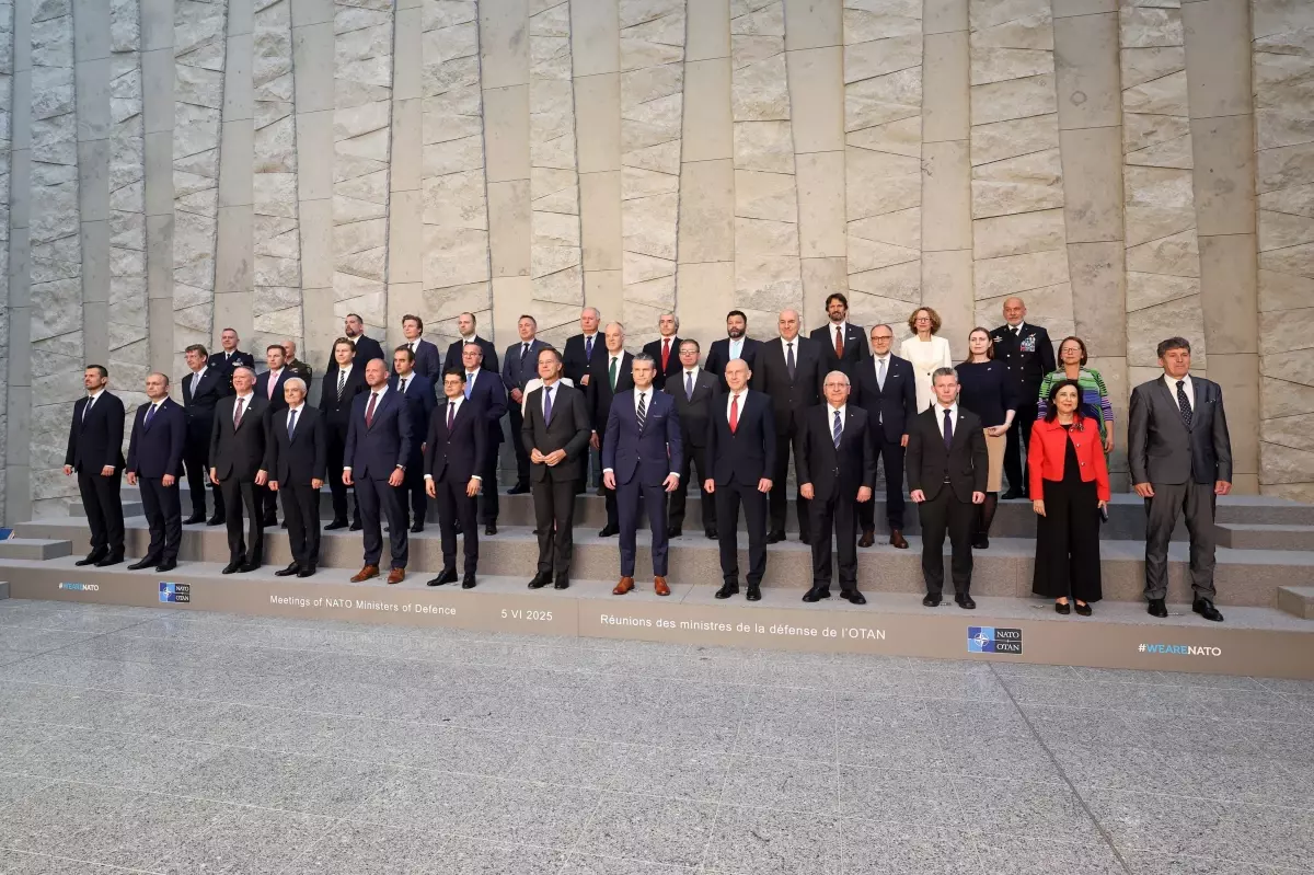 Yaşar Güler, NATO Savunma Bakanları ile 'Aile Fotoğrafı' Çekti