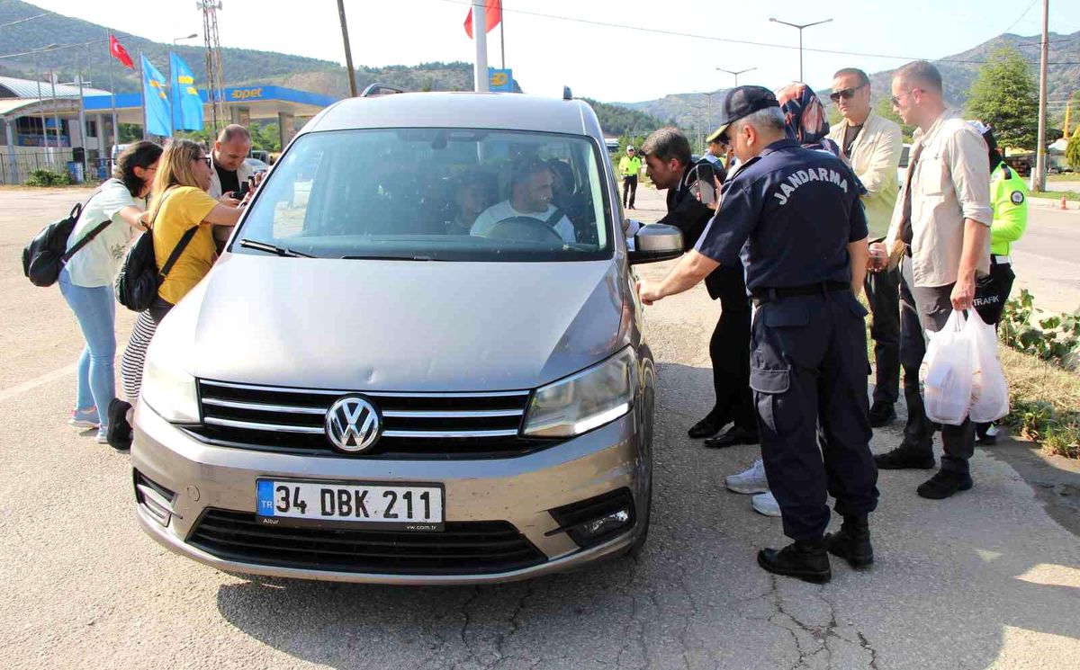 Amasya'da Bayram Yolcularına Coğrafi İşaretli Amasya Çöreği İkramı