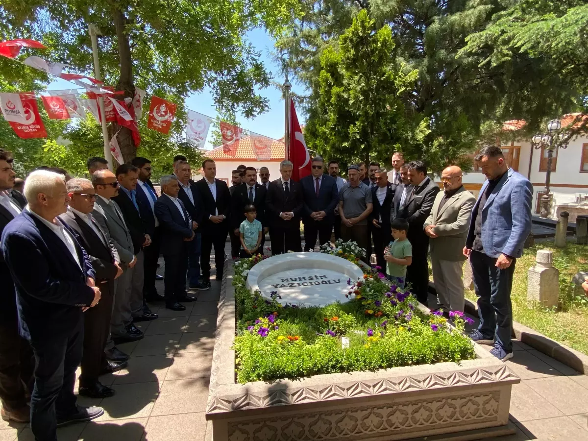 BBP'li Tevfik Eren, Muhsin Yazıcıoğlu'nun Kabrini Ziyaret Etti