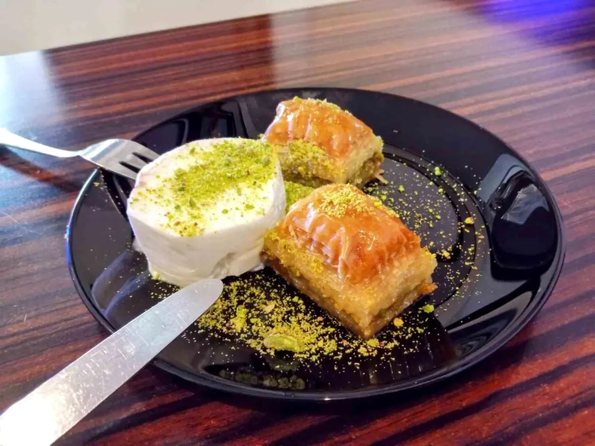 Bayramda Baklava ve Dondurma Satışları Arttı