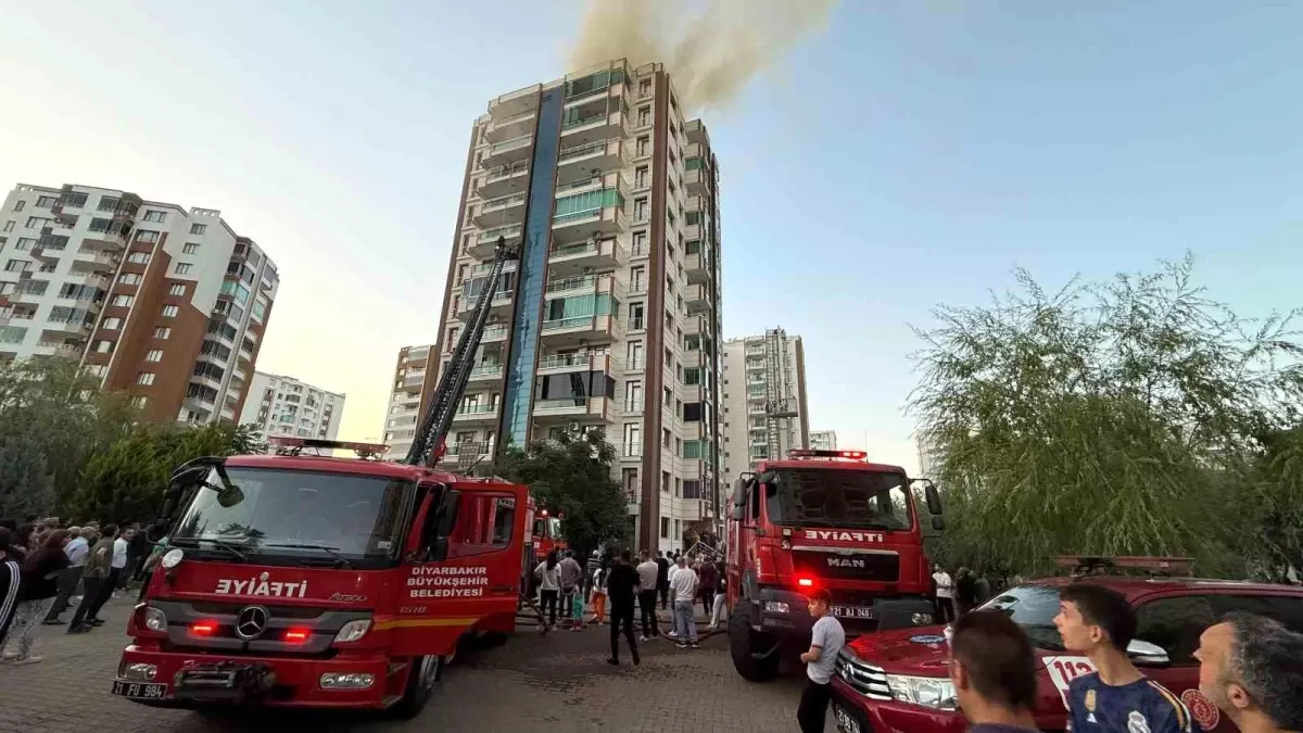 Diyarbakır'da 13 Katlı Binada Yangın: Tahliye Çalışmaları Devam Ediyor