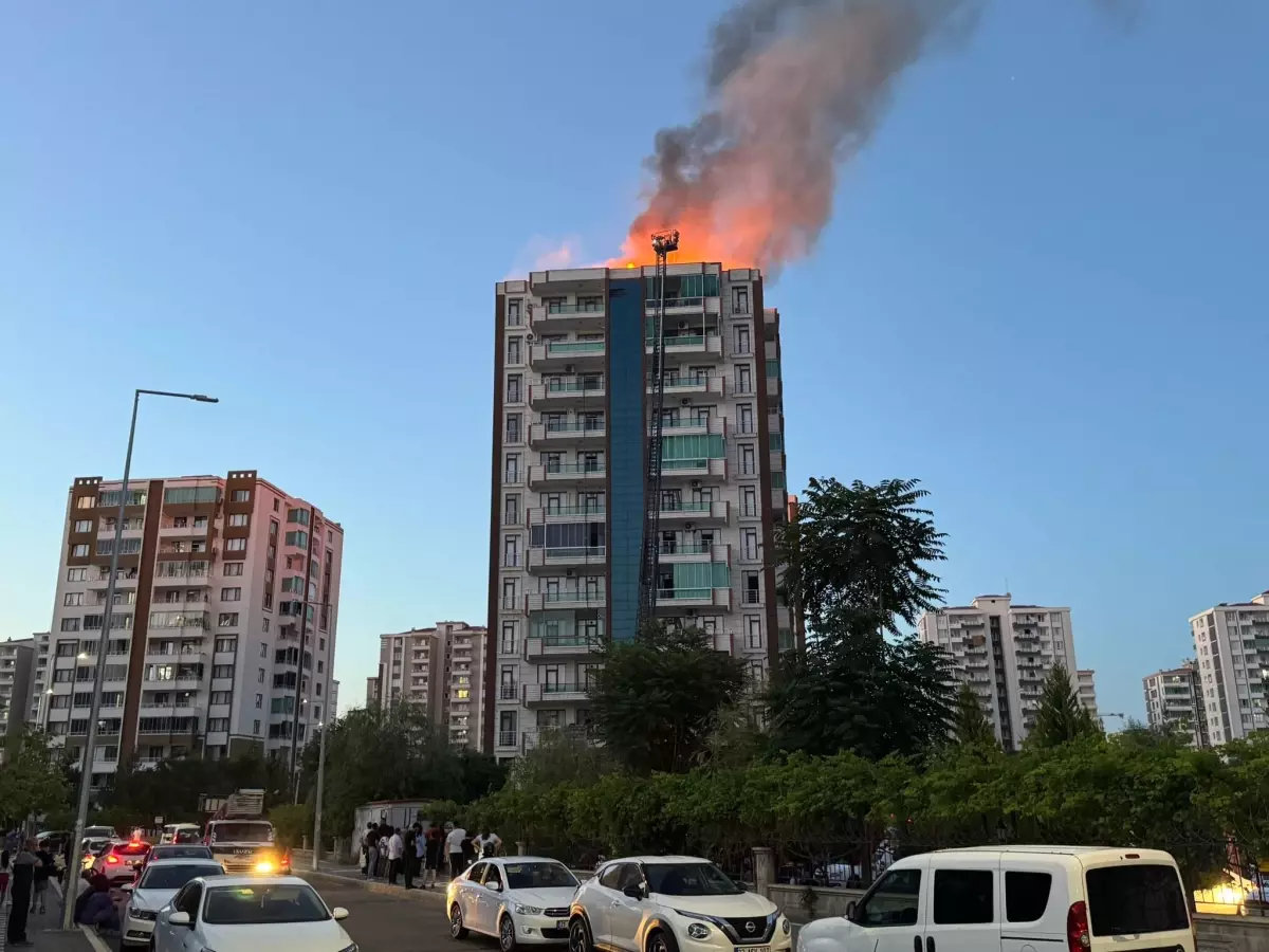 Diyarbakır'da 13 Katlı Apartmanda Yangın: 38 Kişi Tahliye Edildi