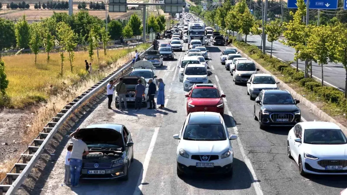 Diyarbakır-Silvan Yolundaki Araç Kuyruğu Uzun Süreli Beklentilere Yol Açtı