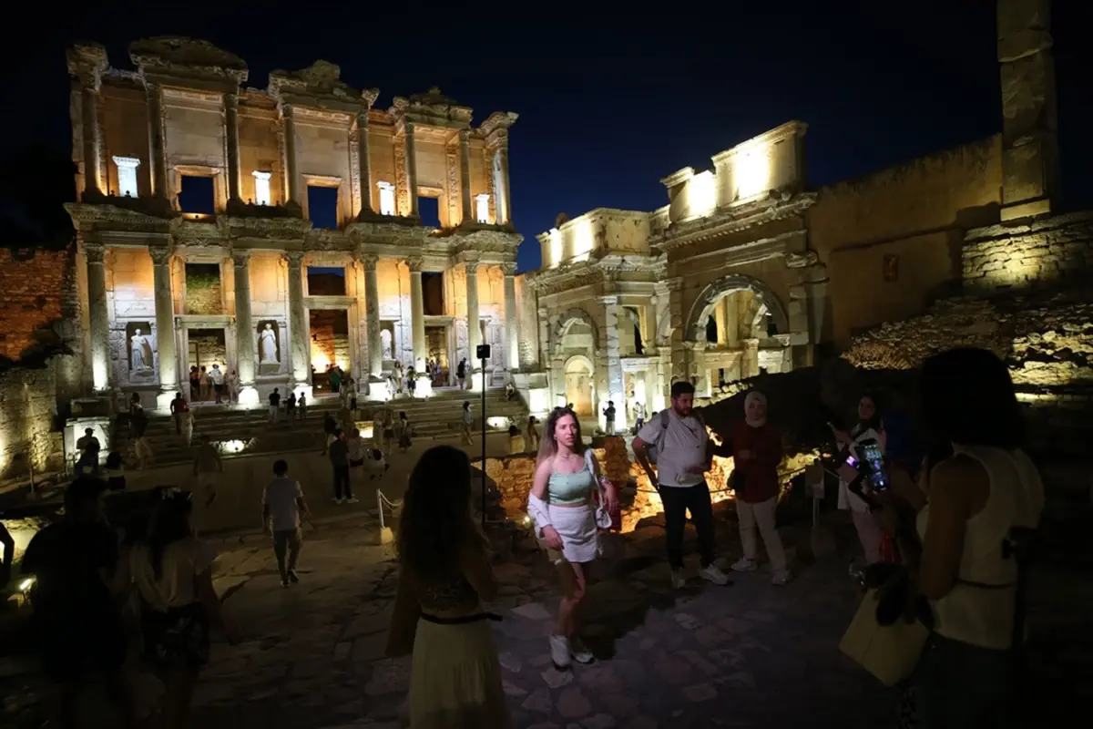 Efes Antik Kenti'nde gece müzeciliği başladı