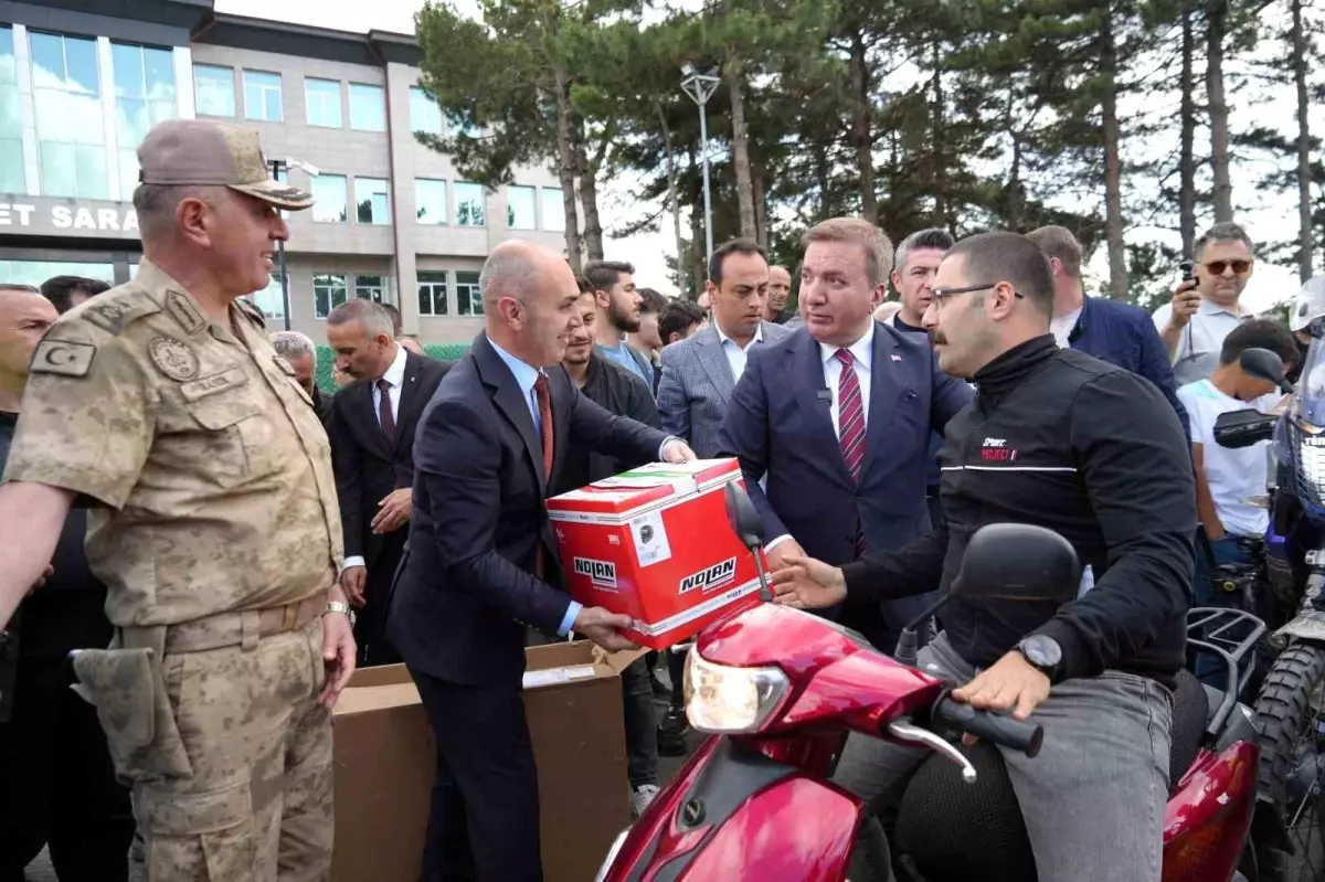 Erzincan'da Motosiklet Kullanıcılarına Ücretsiz Kask Dağıtıldı