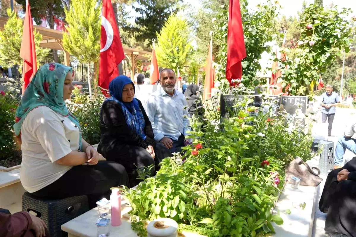 Gaziantep'te mezarlıklar ve şehitlikler Arefe günü doldu taştı