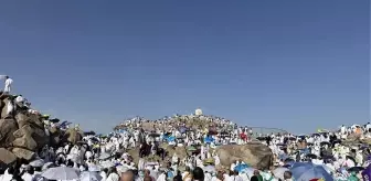 Milyonlarca hacı adayı Arafat'ta! Yoğunluk yaşandı