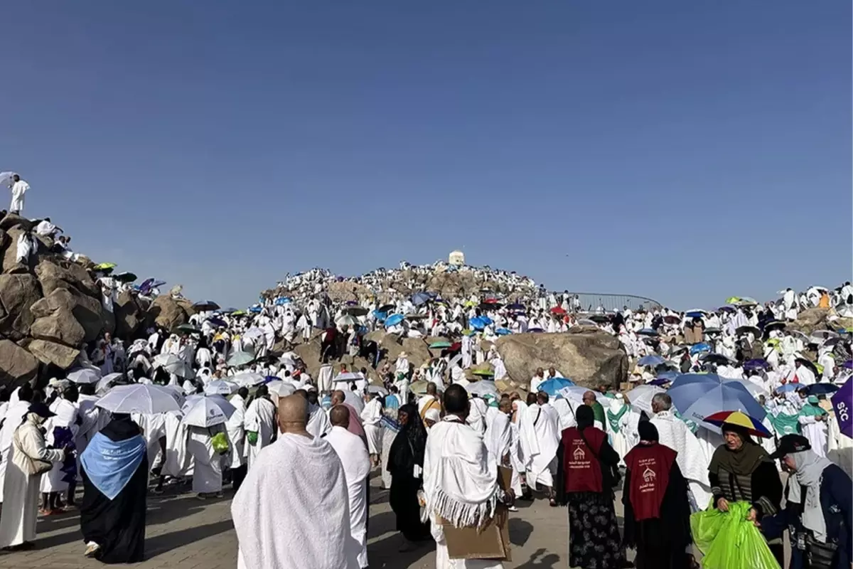 Milyonlarca hacı adayı Arafat'ta! Yoğunluk yaşandı