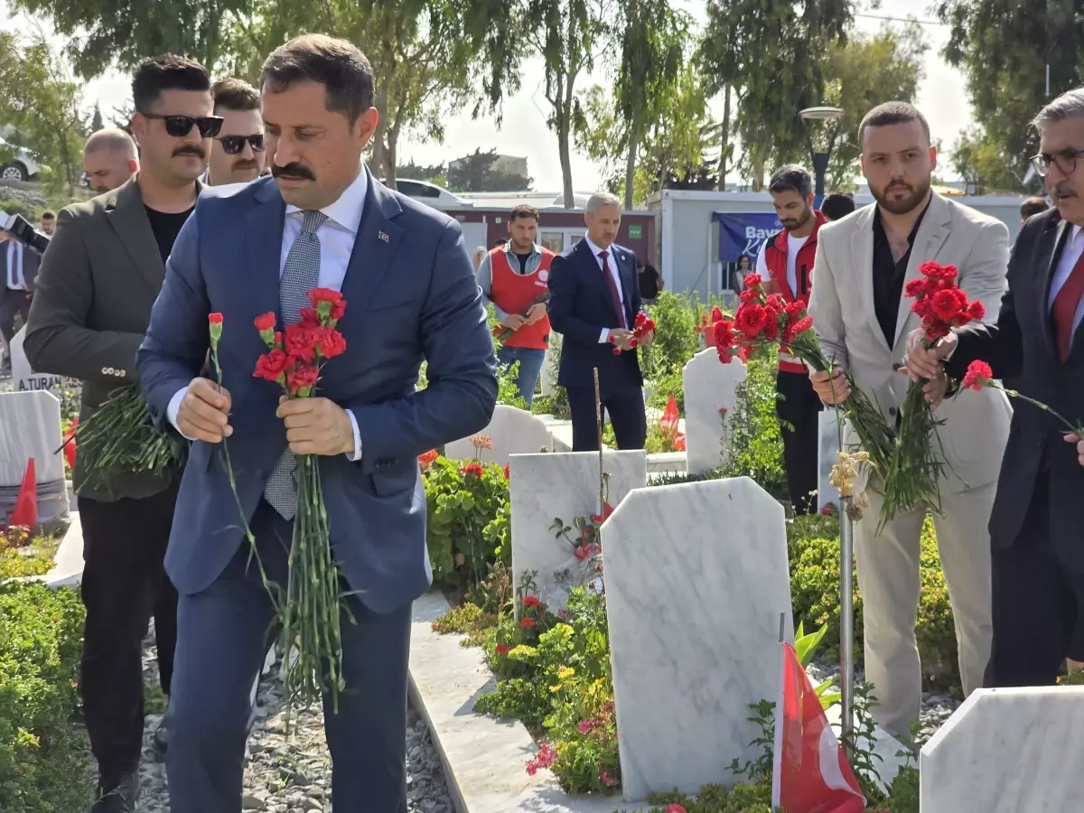 Hatay'da Şehitlikler ve Deprem Mezarları Ziyaret Edildi