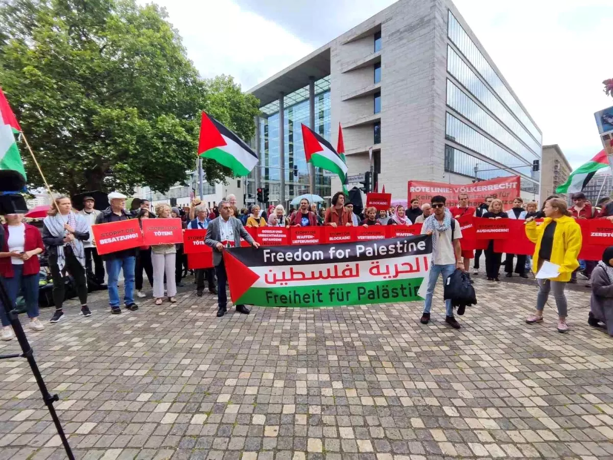 İsrail Dışişleri Bakanı Berlin'de Protesto Edildi