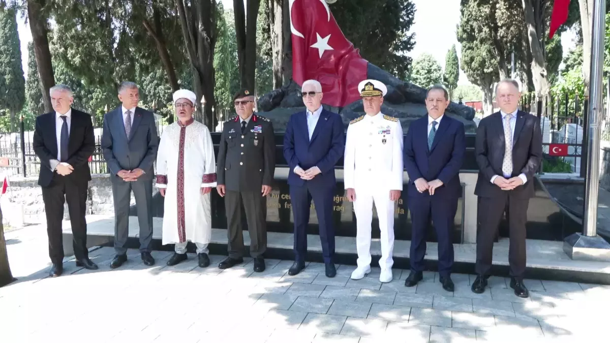 İstanbul Valisi Davut Gül, Edirnekapı Şehitliği'ni Ziyaret Etti