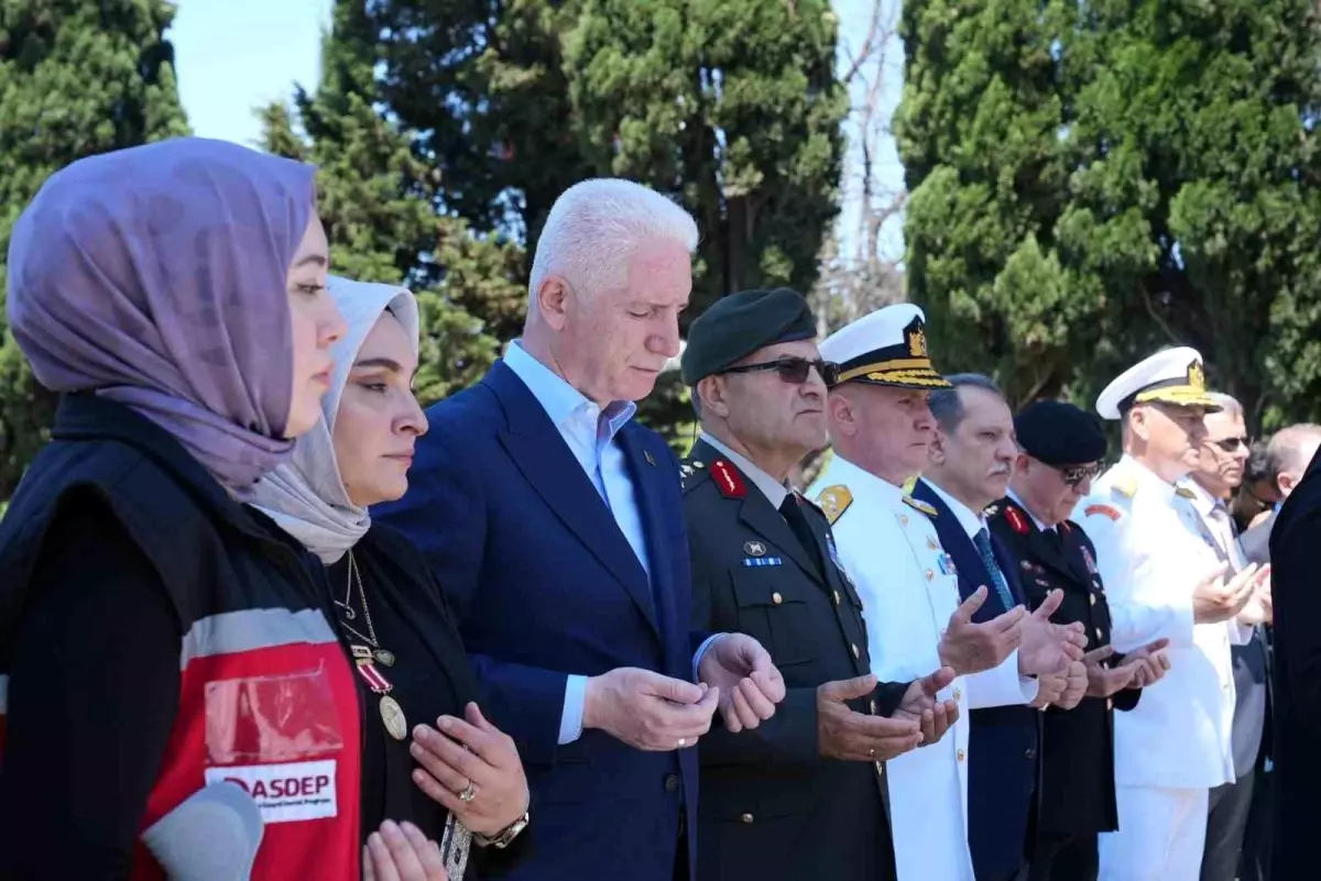 İstanbul Valisi Davut Gül, Edirnekapı Şehitliği'ni ziyaret etti