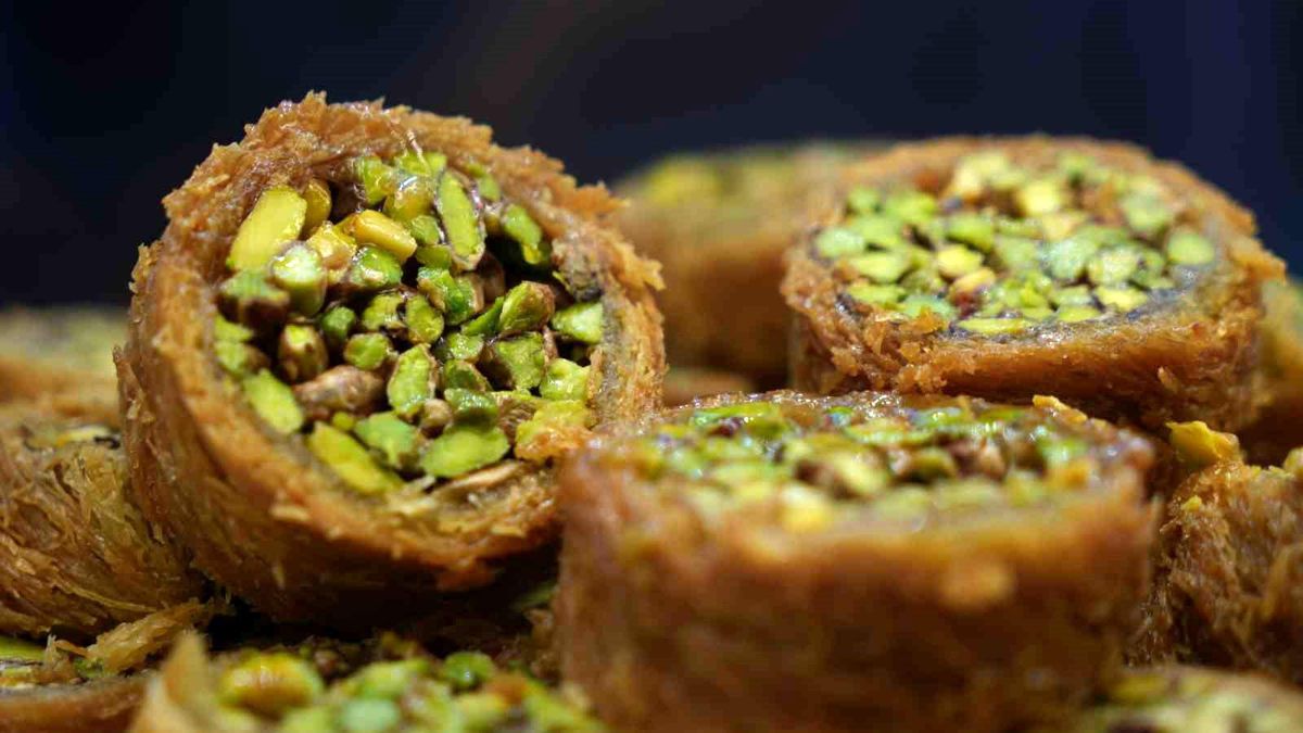 İzmir'de Kurban Bayramı Yoğunluğu: Baklava Ustaları Çalışıyor