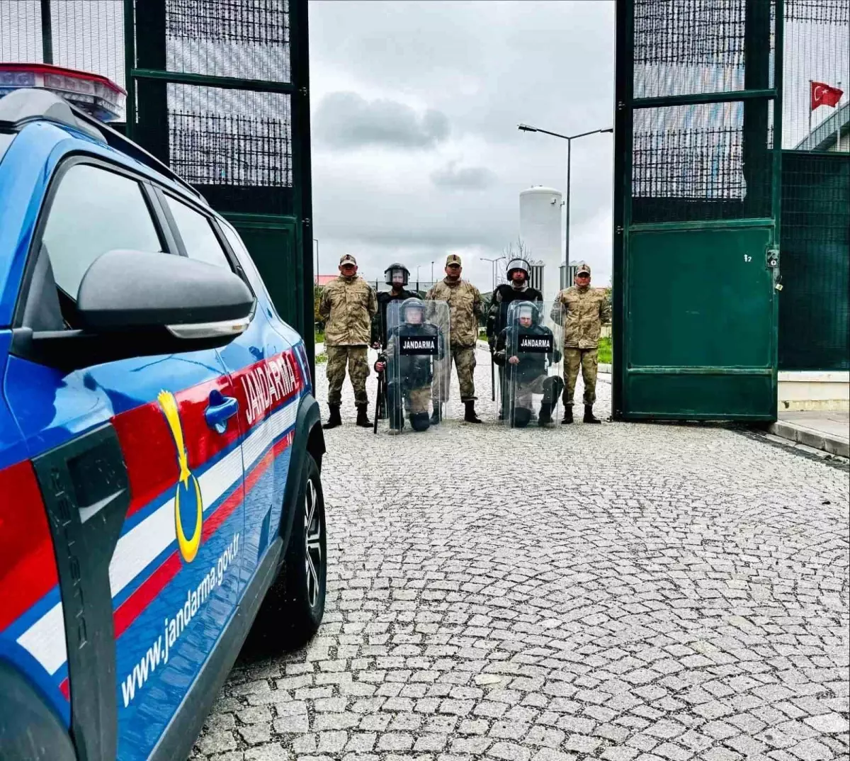 Erzurum'da Düzensiz Göçmen Operasyonu: 53 Kaçak Göçmen Yakalandı
