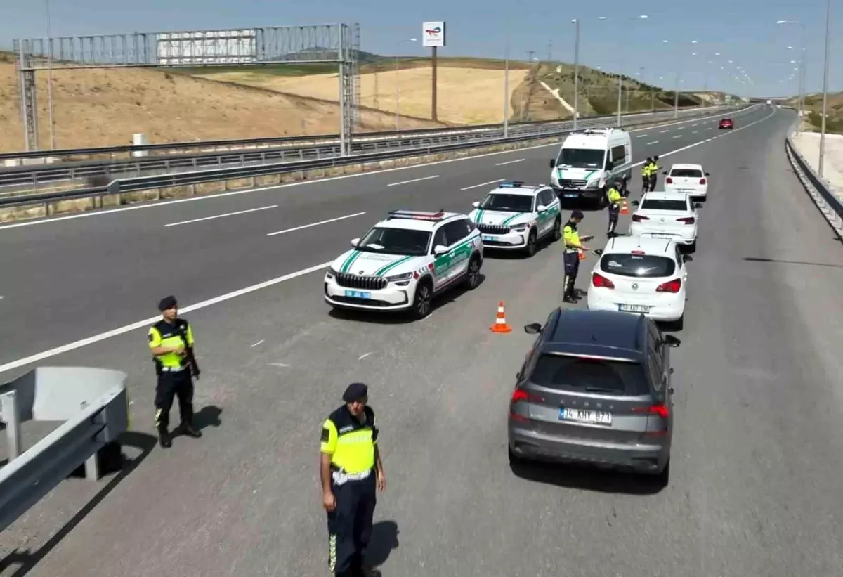 Aksaray'da Bayram Öncesi Otoyolda Sıkı Denetim