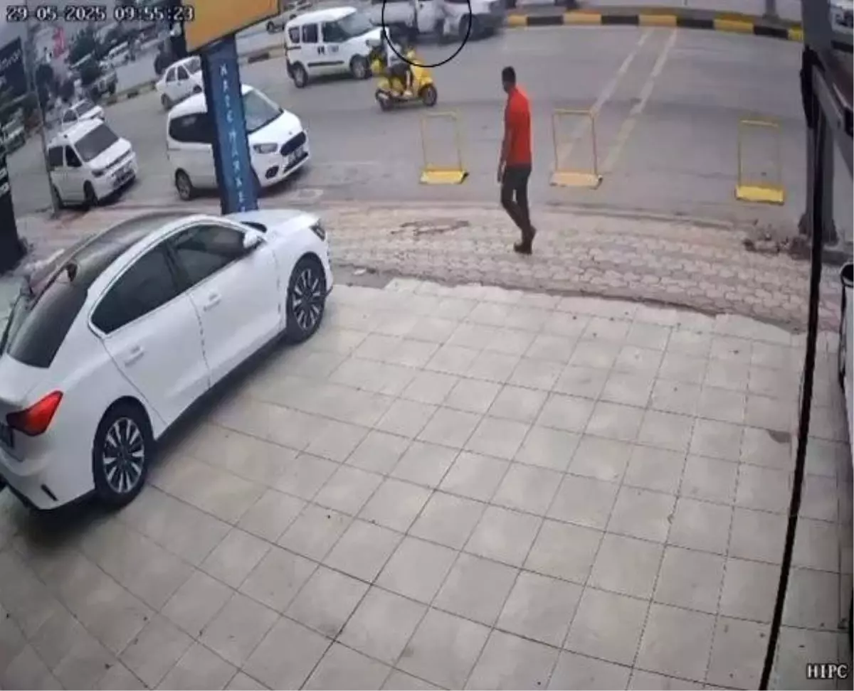 Hatay'da Yaşlı Adamın Kamyonetle Çarpışma Anı Güvenlik Kamerasında