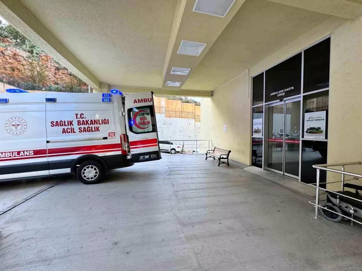 Antalya'da Tartışma Sonrası Kendini Bıçaklayan Adam Hastaneye Kaldırıldı