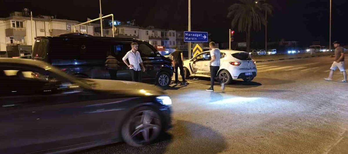 Antalya'da Kırmızı Işık İhlali Yapan Tur Aracı Kazaya Neden Oldu