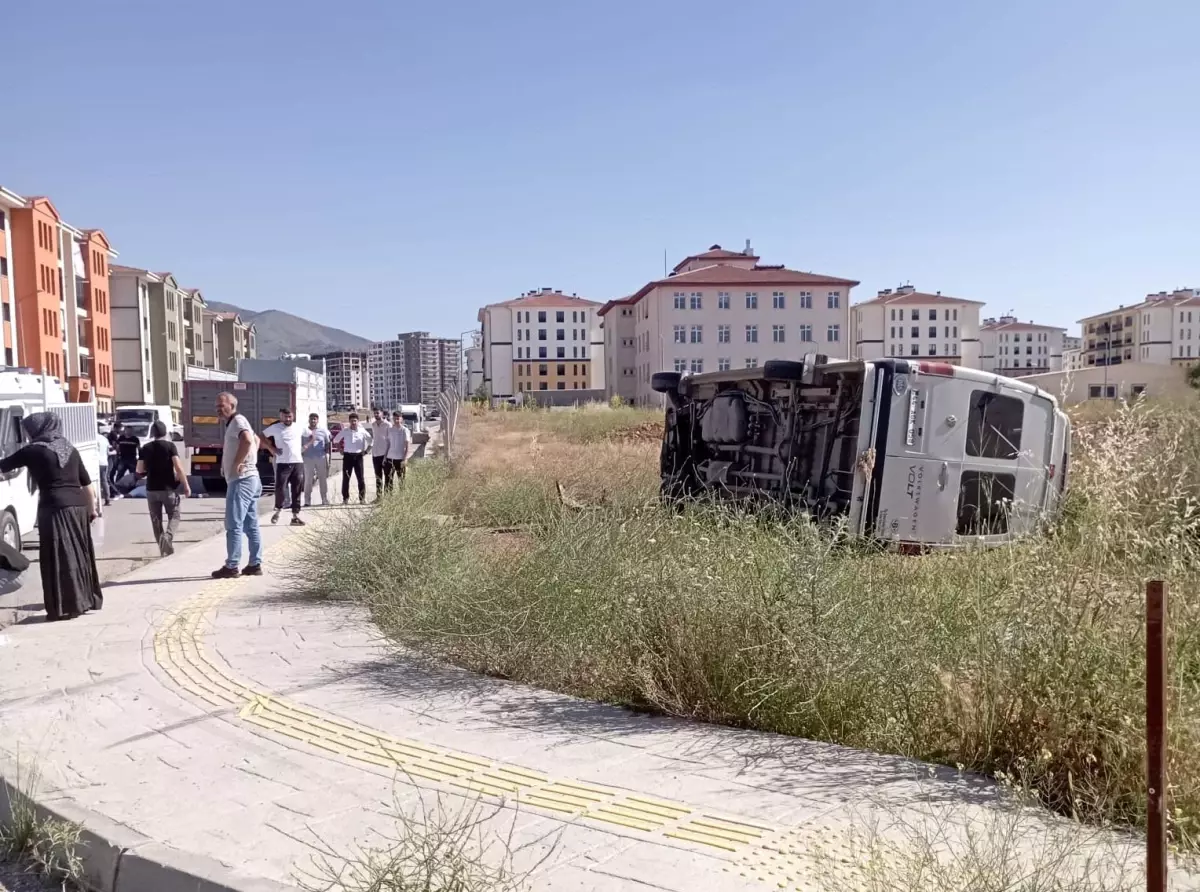 Malatya'da Minibüs Devrildi: 4 Yaralı