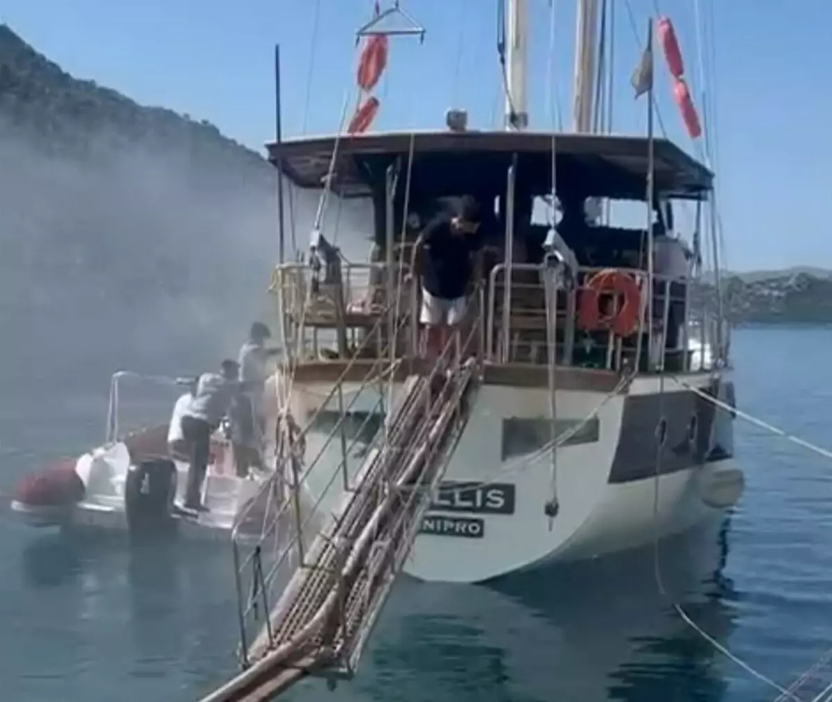 Marmaris'te Tekne Yangını Paniğe Neden Oldu