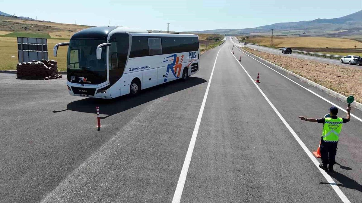 Kırıkkale'de Jandarmadan Otobüs Denetimi: Emniyet Kemeri Hatırlatması