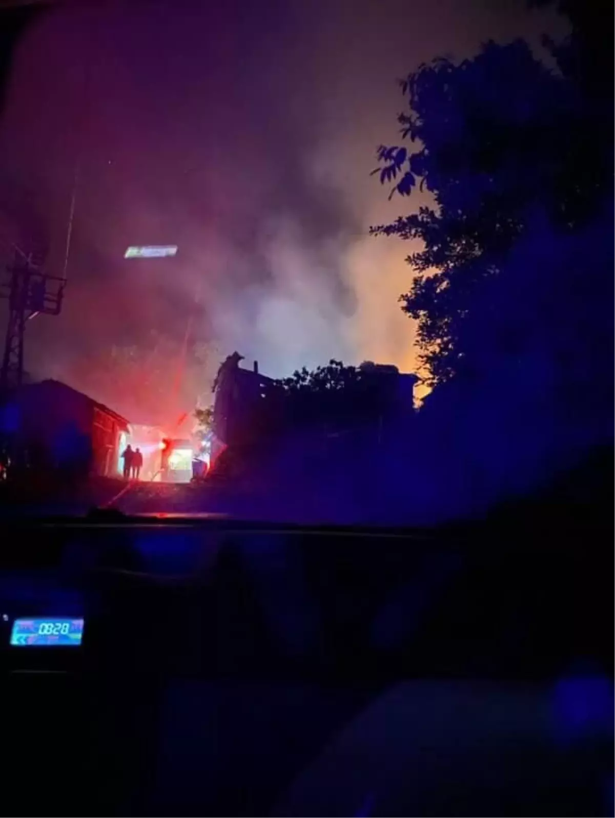 Geyve'de 2 Katlı Ev Yangında Kullanılamaz Hale Geldi