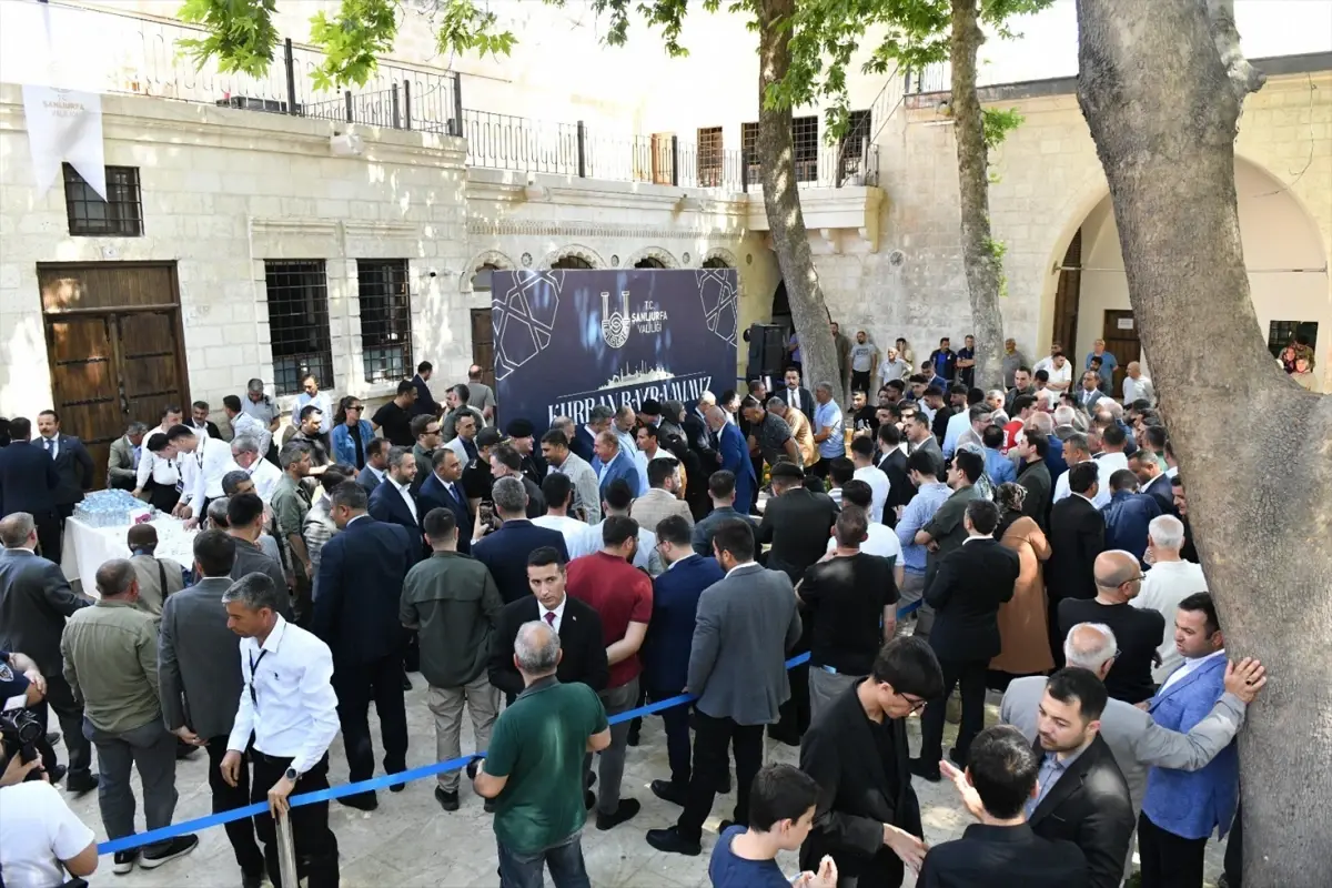 Şanlıurfa'da bayram coşkusu: Bayramlaşma törenine çok sayıda kişi katıldı