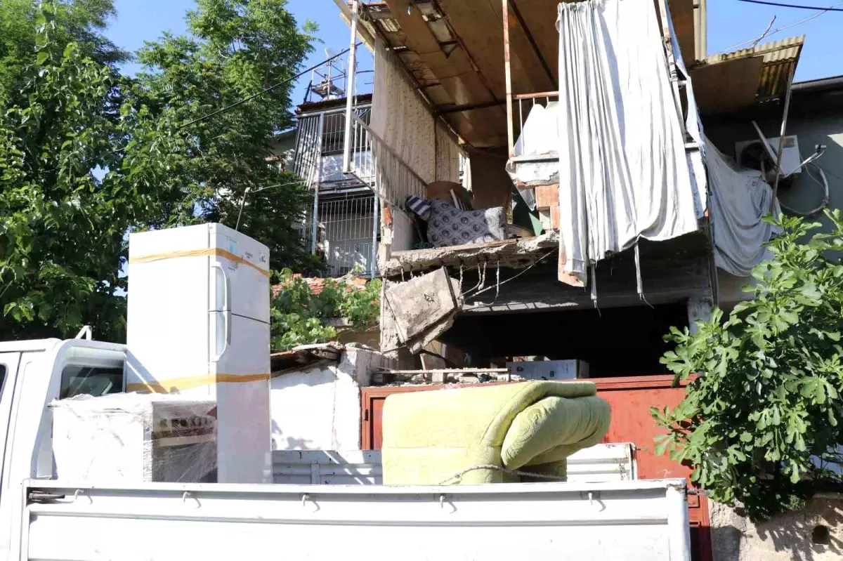 Denizli'de Çöken Balkonda Üç Kişi Yaralandı