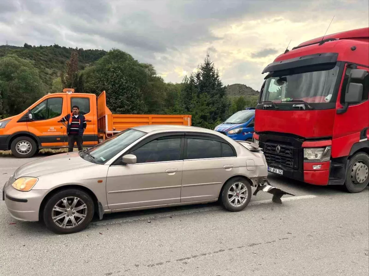Bilecik'te Tır ile Otomobil Çarpıştı: 3 Yaralı