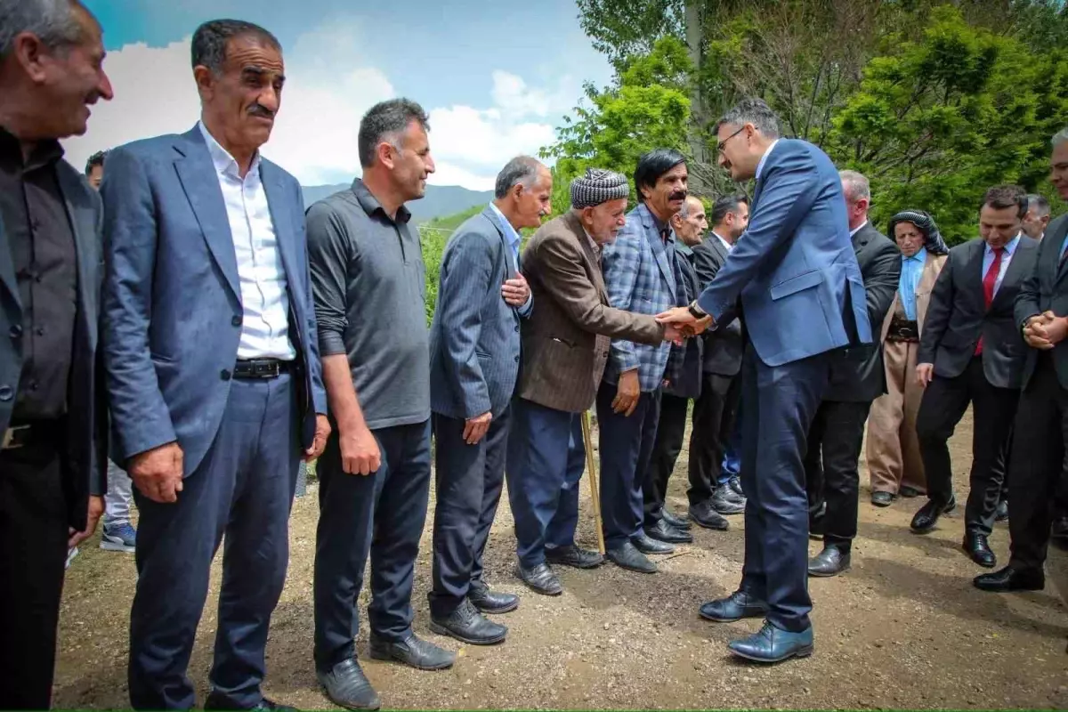 Hakkari Valisi Ali Çelik Yüksekova'da Vatandaşlarla Bir Araya Geldi