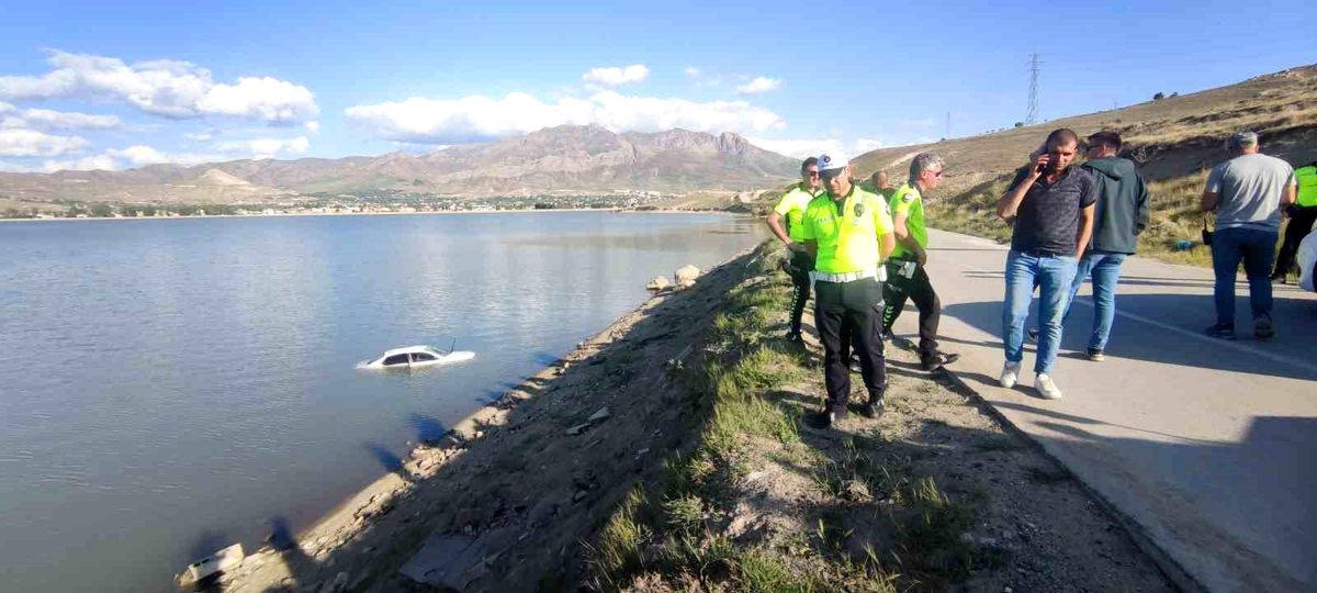 Van'da Otomobil Sıhke Göleti'ne Uçtu, 2 Kişi Yaralandı