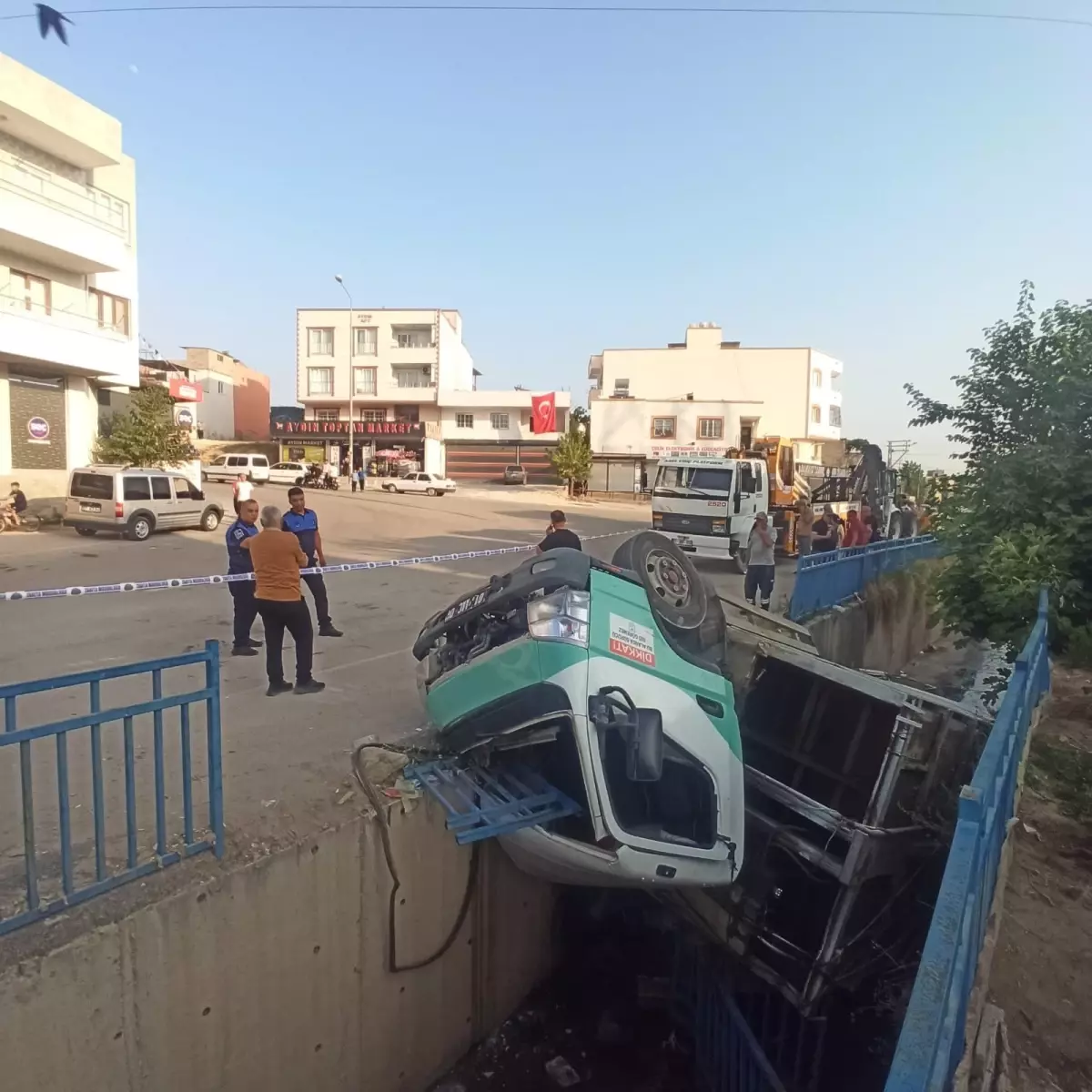 Adana'da Çöp Kamyonu Sulama Kanalına Devrildi: 3 Yaralı