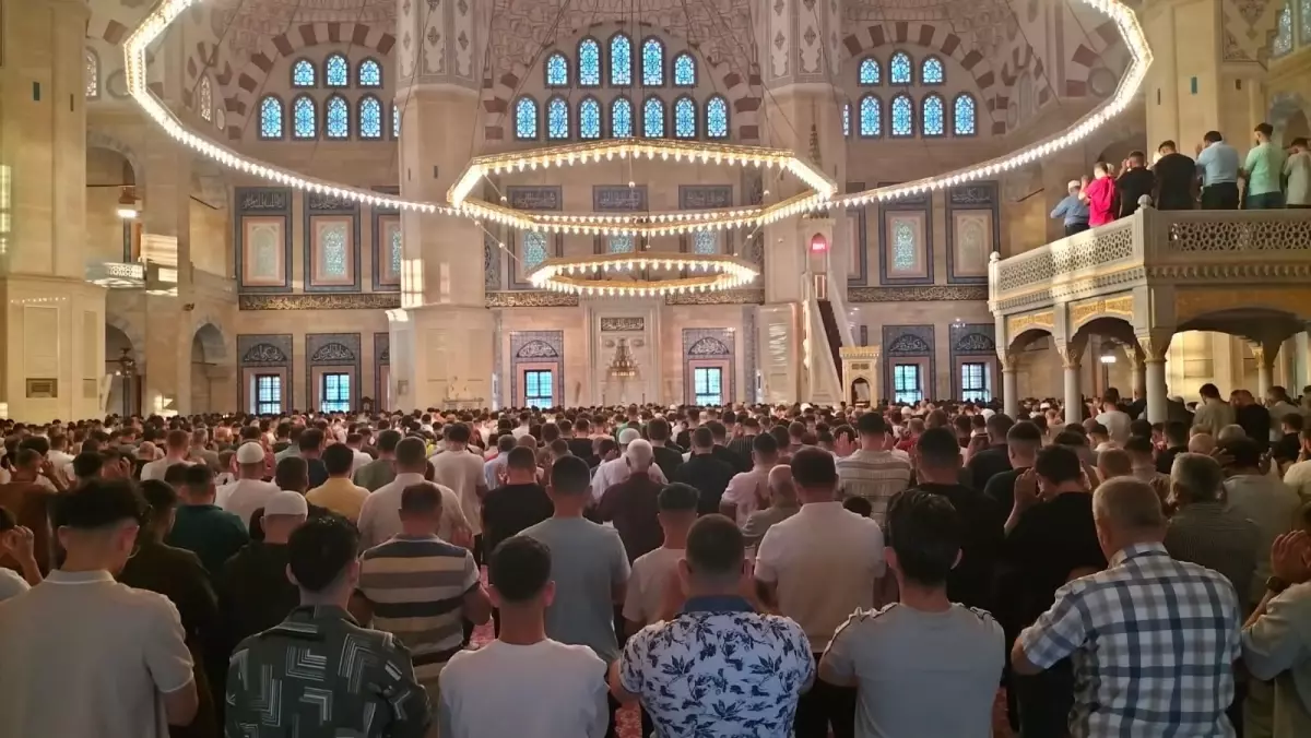 Adana'da Bayram Namazı Coşkusu