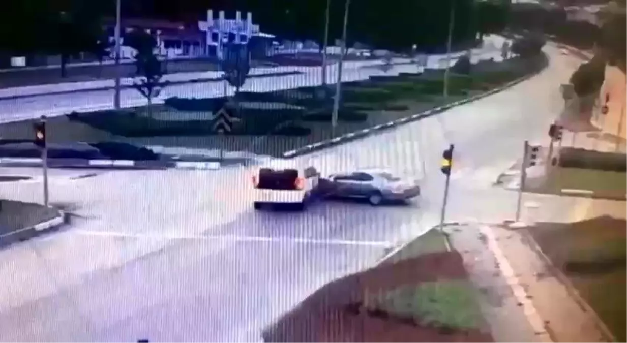 Amasya'da Hafif Ticari Araç ile Otomobil Çarpıştı: 5 Yaralı