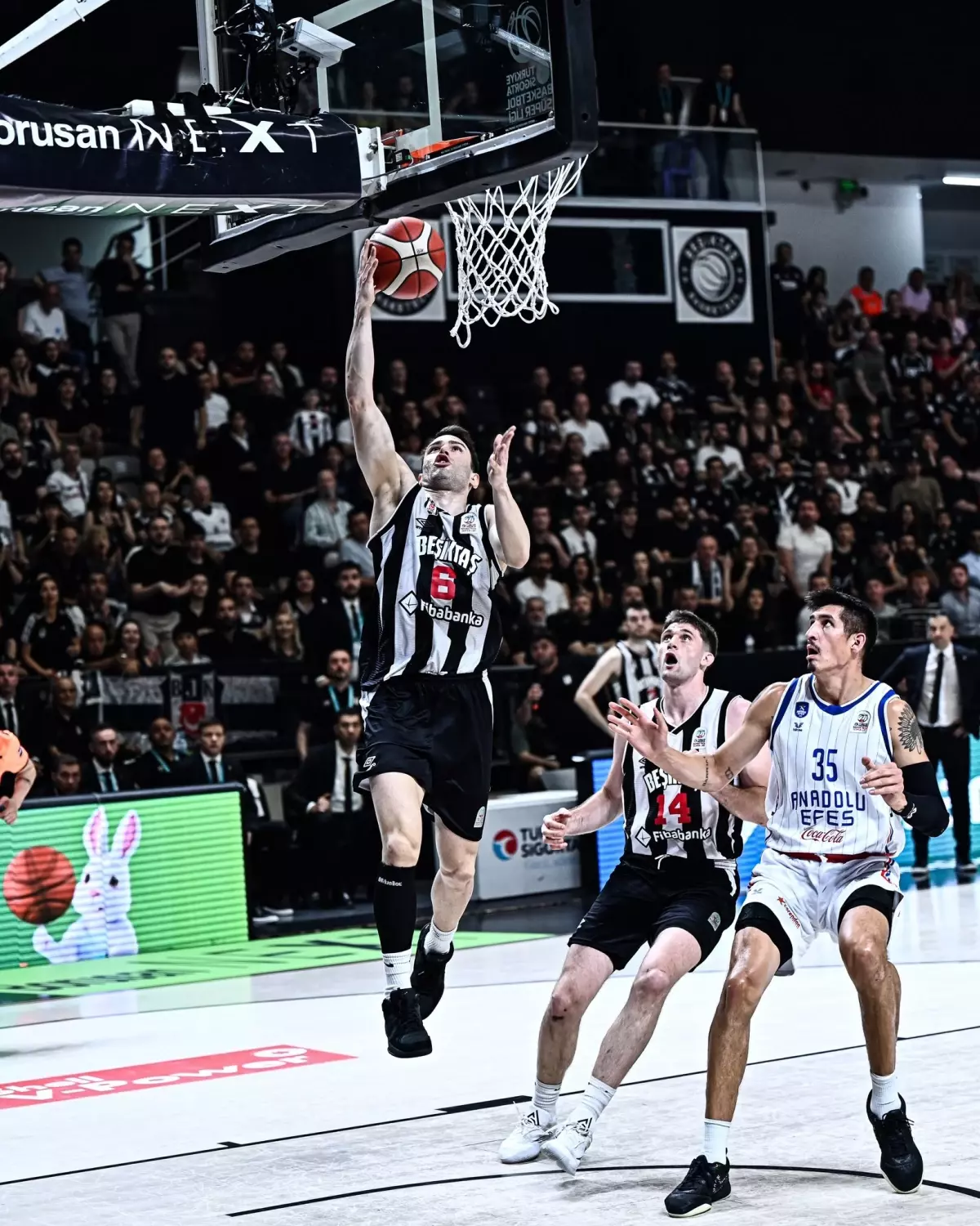 Beşiktaş Fibabanka, Anadolu Efes'e Yarı Finalde Yenildi