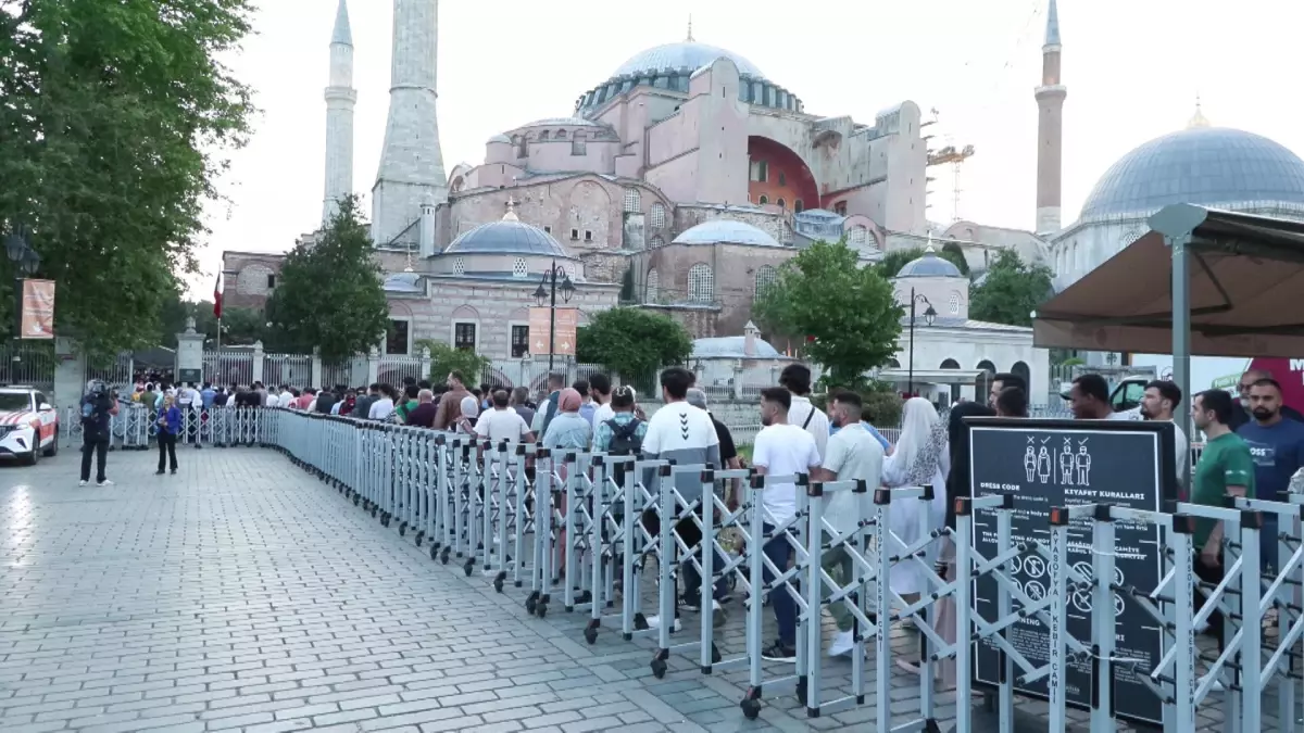 İstanbul'da Bayram Namazı Yoğunluğu Ayasofya'da Gözlemlendi
