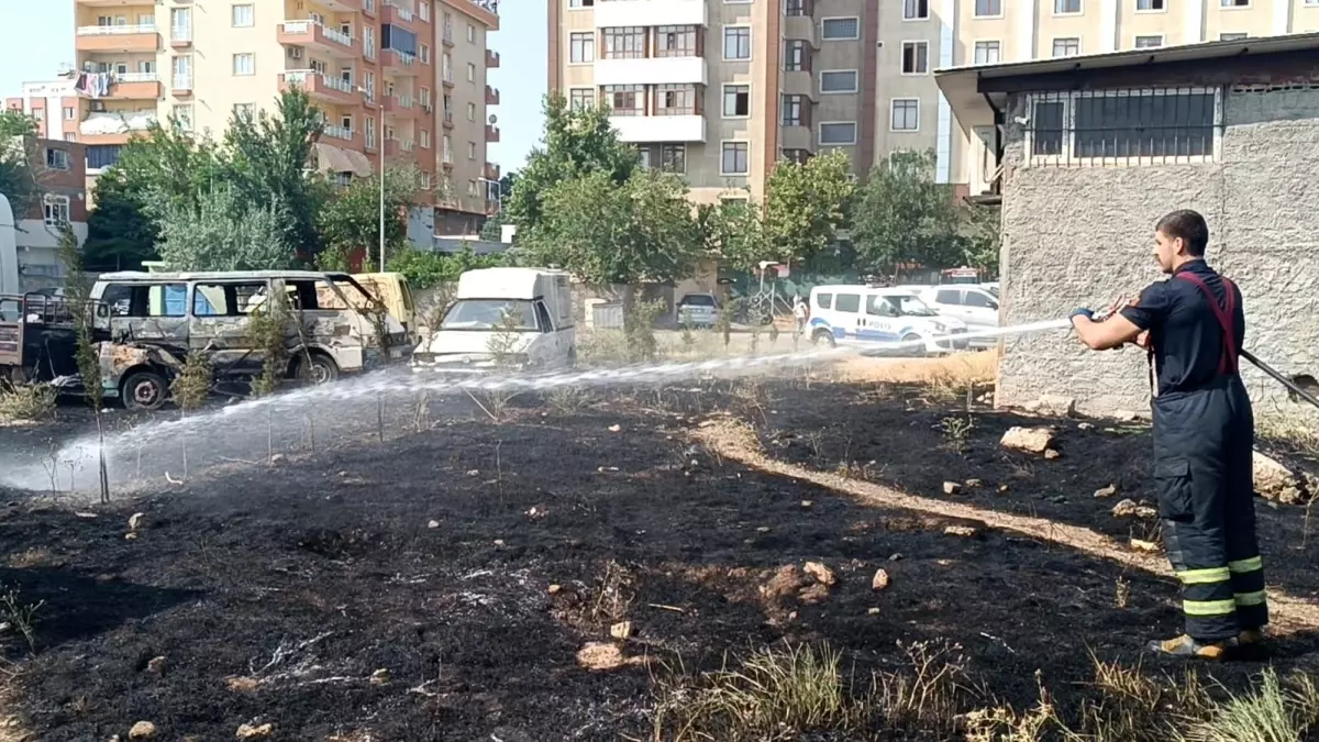 Batman'da Yangın: 4 Araç Yandı, Tır Kurtarıldı