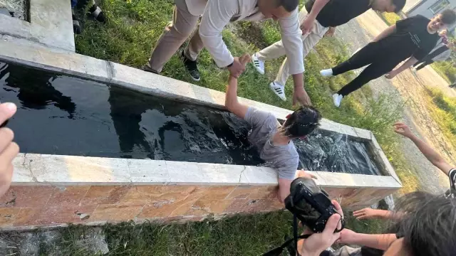 Half-century tradition! They wake up those who do not attend the holiday prayer in ice-cold water