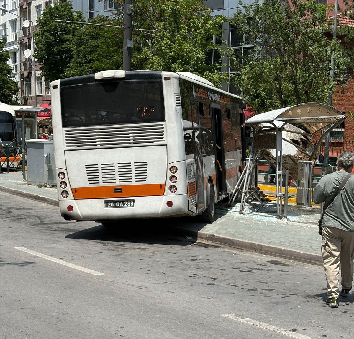 Eskişehir'de Belediye Otobüsü Tramvay Durağına Daldı