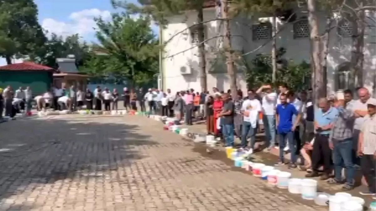 Edirne'nin Akardere Köyü'nde Kurban Bayramı Geleneği Yaşatılıyor