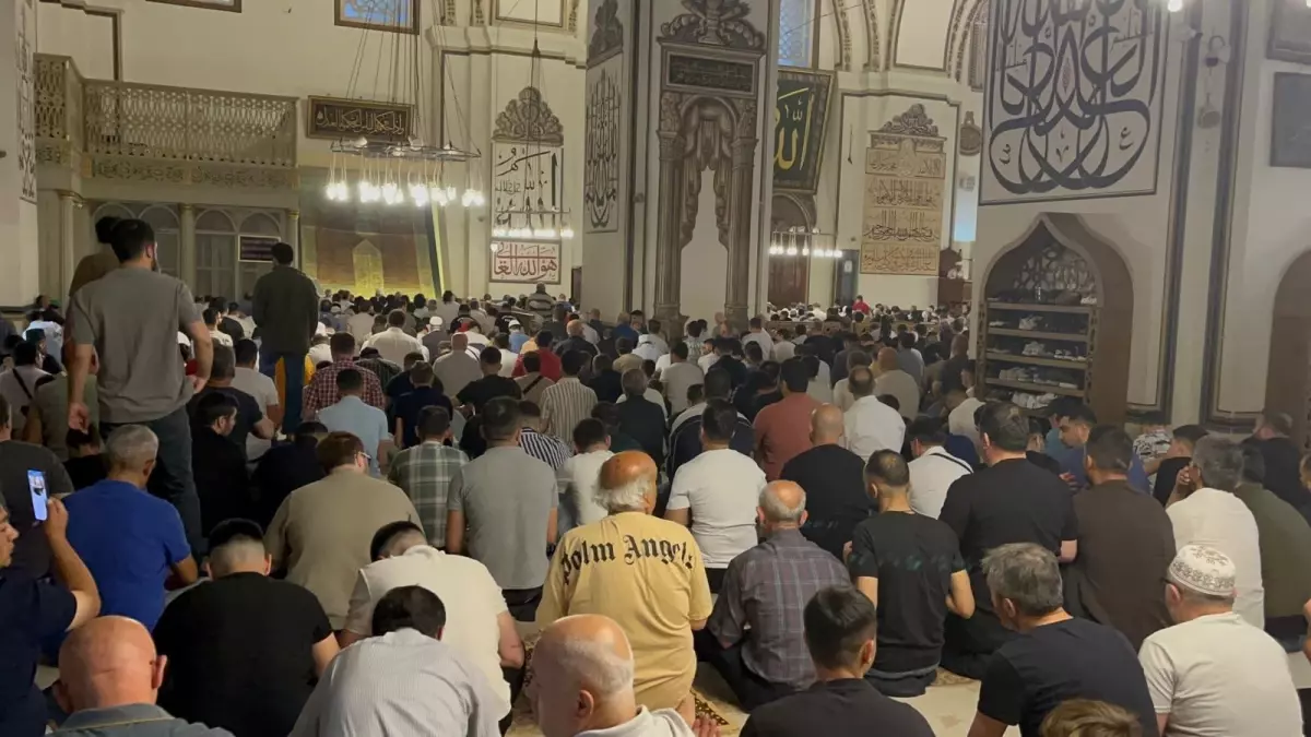 Bursa'da Bayram Namazı Ulu Camii Avlusunda Kılındı