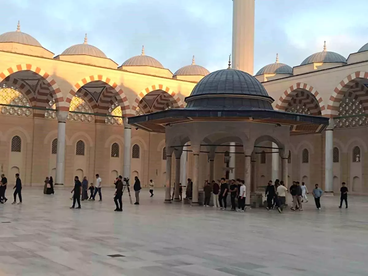 İstanbullular Kurban Bayramı Namazı İçin Camileri Doldurdu