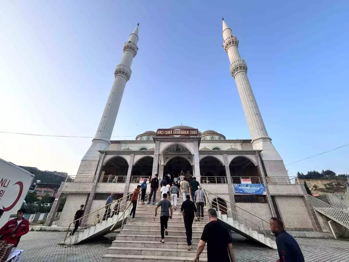 Hatay'da Depremzedeler Bayram Namazını Yeniden Yapılan Camide Kıldı